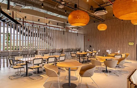 espacio interior moderno y acogedor, diseñado como cafetería, área de descanso o coworking de BLOC Fontanar Colsubsidio.