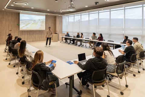 Equipo de trabajo en un salón aprendiendo diversas temáticas taller del chef