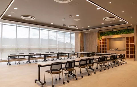 Sala de reuniones en U: instalaciones modernas de BLOC Fontanar Colsubsidio