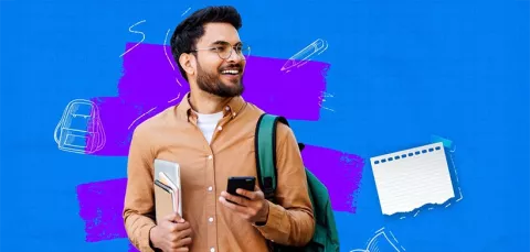 Un estudiante sonríe con su celular al usar el crédito educativo Colsubsidio para su formación.