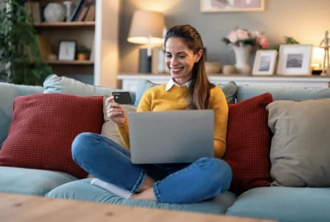 Mujer en la sala de su casa