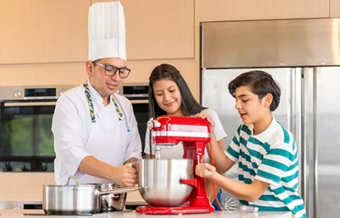 Niño y niña en el taller del chef en el BLOC Fontanar Colsubsidio