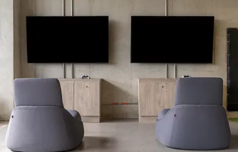 Dos pantallas de TV: zona gamer de BLOC Fontanar Colsubsidio