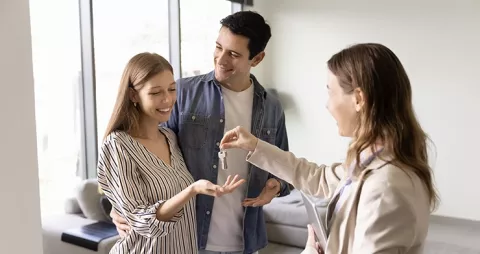 Pareja recibe las llaves de su nueva vivienda.