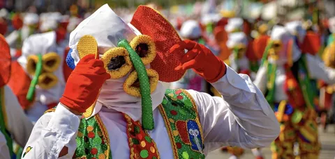 Persona se difraza para celebrar el carnaval de Barranquilla en Colombia.