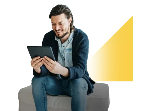 Hombre leyendo en su tablet un libro de la bliblioteca de Colsubsidio.