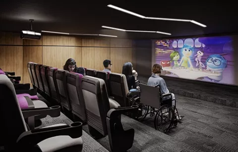 Cinema del conjunto Eskala muestra personas viendo una película.