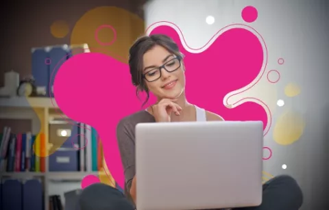 Mujer está en clases de educación financiera virtuales para afiliados a Colsubsidio.