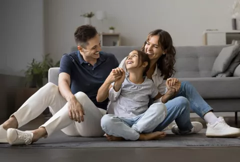 Familia feliz y sonriendo en su nueva vivienda
