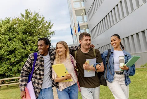 Grupo de estudiantes de una universidad dialogando