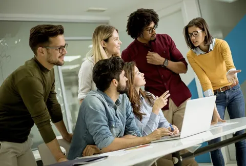 Grupo de estudiantes en un salón de clases