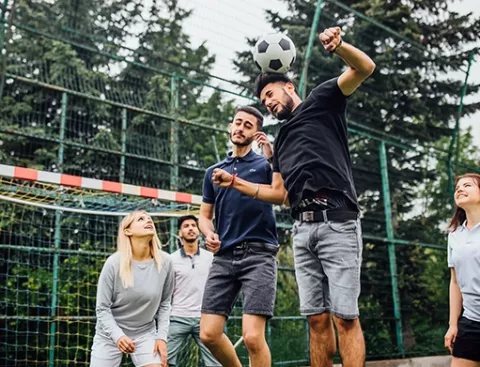 Trabajadores juegan voleibol durante torneo interempresas de Colsubsidio