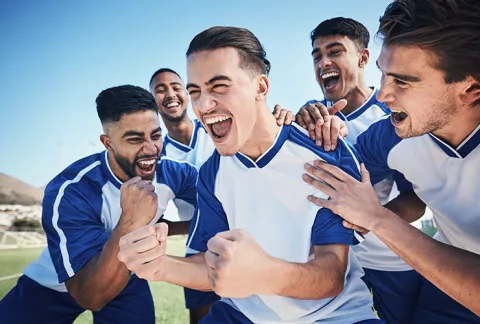 Equipo de fútbol de hombres felices celebrando el campeonato interempresas de Colsubsidio.