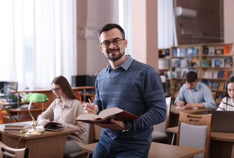 Trabajador en clase de su maestría realizada en convenio con Colsubsidio.