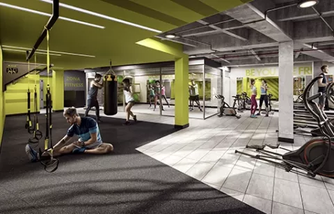 El gimnasio del conjunto Arbórea muestra personas entrenando en las zonas de máquinas.