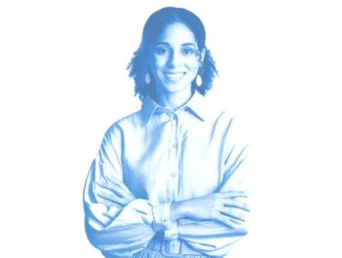 Mujer liderando reunión corporativa en un entorno de trabajo inclusivo