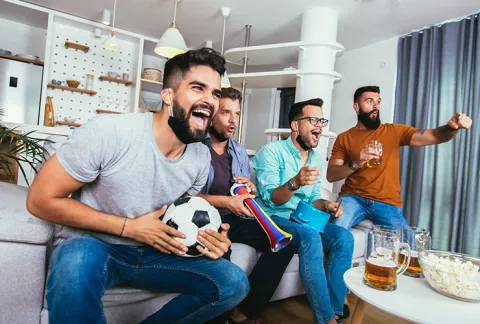 Grupo de personas viendo un partido de fútbol 