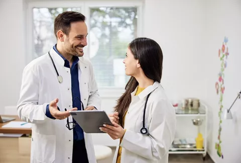 Doctor realiza validación de posincapacidad y conversa con su paciente.