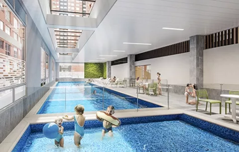 La piscina del conjunto Eskala muestra a una familia nadando.