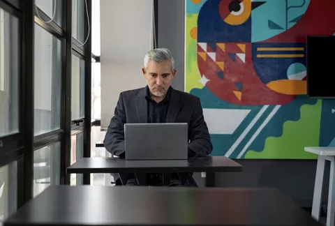 Ejecutivo trabaja en una sala de capacitación de Coworking Colsubsidio