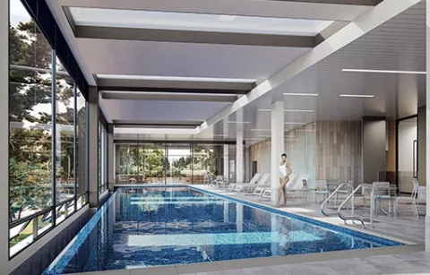 Piscina adultos de Pacifika muestra sillas, personas y playas.