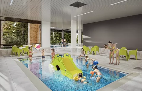 Piscina infantil de Pacifika muestra niños nadando y jugando en ese espacio.