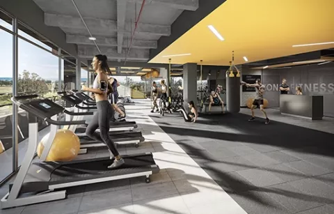 Gimnasio del conjunto Zefiro muestra mujer ejercitándose en la caminadora.