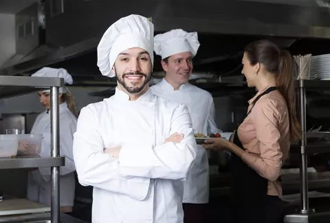 Chefs y asesora en el centro de distribución de alimentos Colsubsidio para empresas.