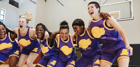 Mujeres juegan baloncesto en torneo interempresas de Colsubsidio.