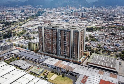 La vista panorámica muestra conjunto Eskala, edificio, zonas verdes y barrios cercanos.