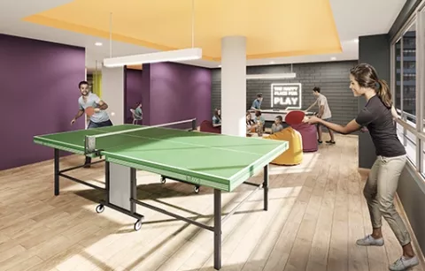En la zona cool se muestran a personas jugando ping pong.