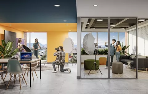 La zona influencer muestra a personas tomándose fotografías en una sala dividida.