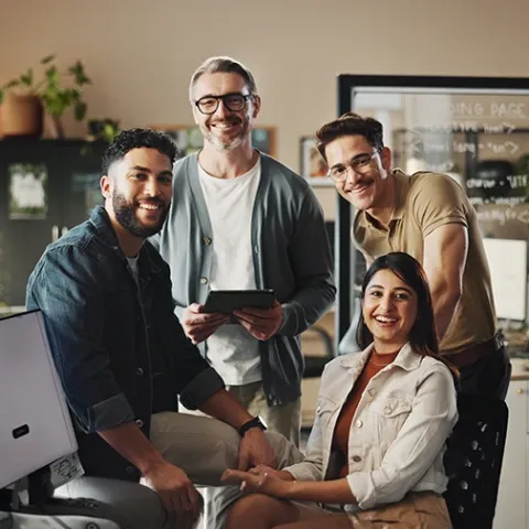 Grupo de empleados felices están reunidos en la oficina