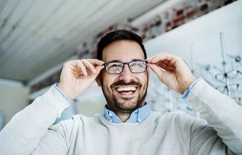 Trabajador de Colsubsidio realiza cambio de gafas.