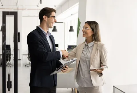 Asesora de crédito empresarial conversa con un cliente