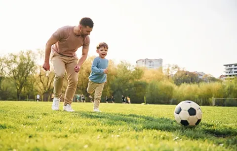 Padre juega con su hijo en clubes Colsubsidio