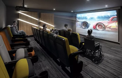 Cinema de Mistral muestra personas viendo una película.