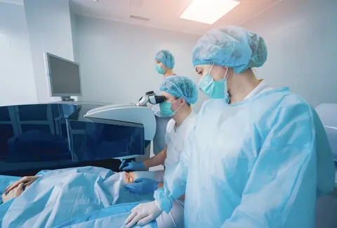 Doctores realizan cirugía refractiva a mujer