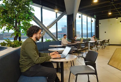 Hombre trabaja en los espacios colaborativos de Coworking Colsubsidio