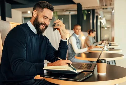 Hombre está en una llamada de trabajo en Coworking Colsubsidio