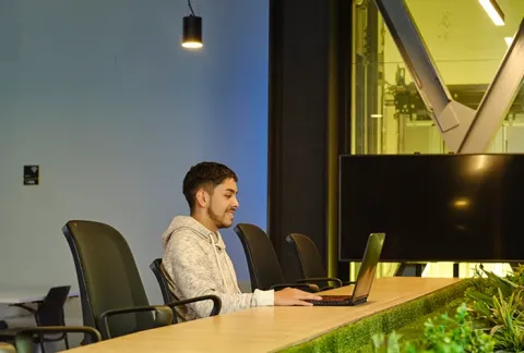 Joven trabaja en las sala híbridas de Coworking Colsubsidio