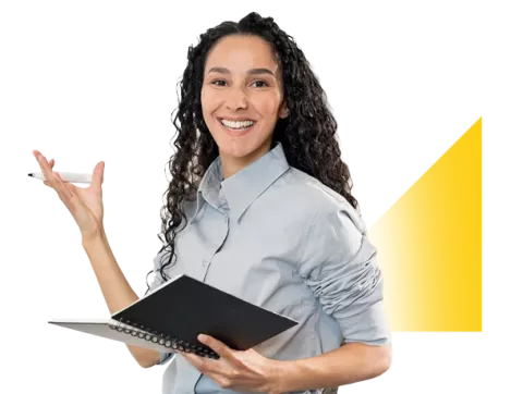 Mujer sostiene un cuaderno en el que toma apuntes de los cursos de productividad.