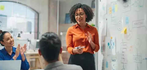 Trabajadores estudian con los cursos de formación de Colsubsidio para empresas.