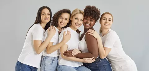 Grupo de mujer de diferentes etnias celebran día de la mujer.