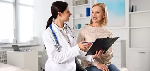 Mujer recibe tratamiendo durante su consulta médica.