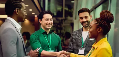 Grupo de trabajadores reunidos en un curso de innovación empresarial.