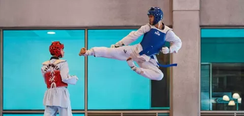 Niños entrenan taekwondo en la escuela deportiva de Colsubsidio.