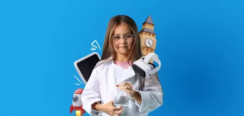 Niña vestida de científica con tablet, cohete y slugares culturales.
