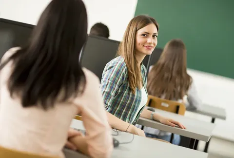 Mujer en clase presencial de productividad