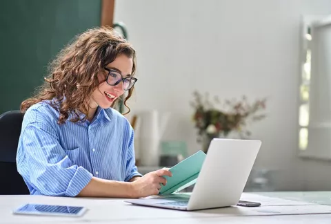 Mujer estudia en el programa de formación para trabajadores